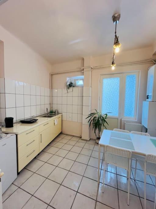 Downtown Unirii Square Private Economy Rooms With Shared Amenities Bucarest Exterior foto