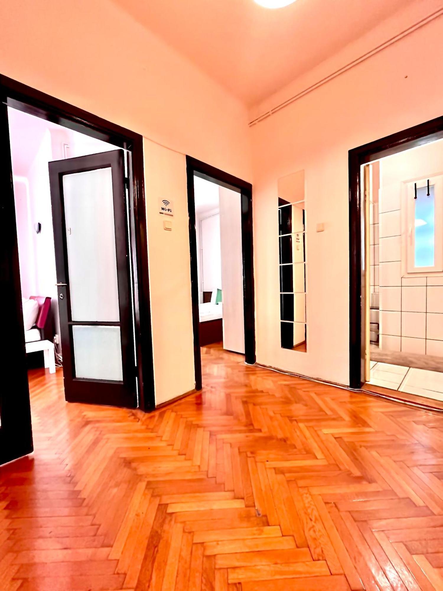 Downtown Unirii Square Private Economy Rooms With Shared Amenities Bucarest Exterior foto